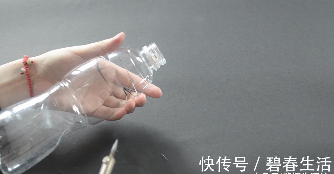 塑料瓶别再丢了, 剪几刀, 放在厨房有大用处, 家家户户都用得到