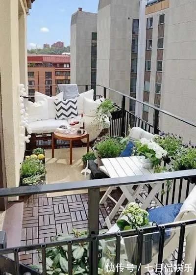 地板|阳台铺瓷砖早已不吃香了，这4种地面装修不要太惊艳！