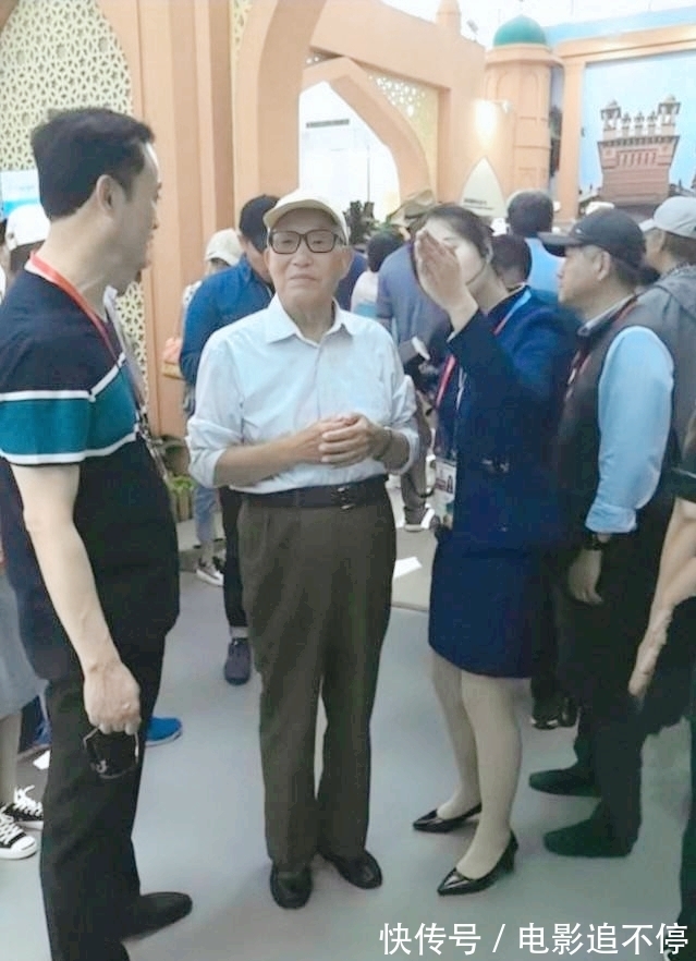 曹刚川$国防部长曹刚川挥毫秀书法,笔墨粗犷出手不凡,网友却说造诣一般