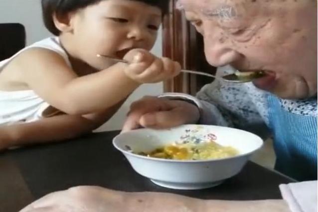 家长|“最孝顺宝宝”火了,爬上桌子给90岁太爷爷喂饭,网友:看哭了