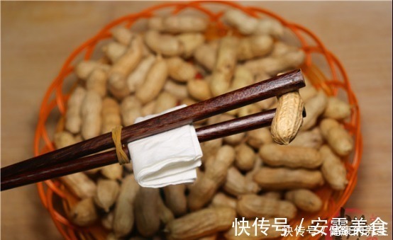 纸巾|剥花生米别手抠了，只需一张纸巾，2分钟就剥一大碗，又快不伤手
