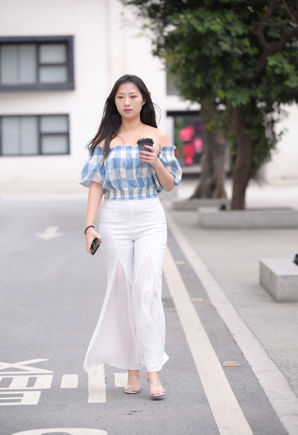 喇叭裤该怎么穿才有魅力? 看完妹子的穿搭, 一下子就明白了!