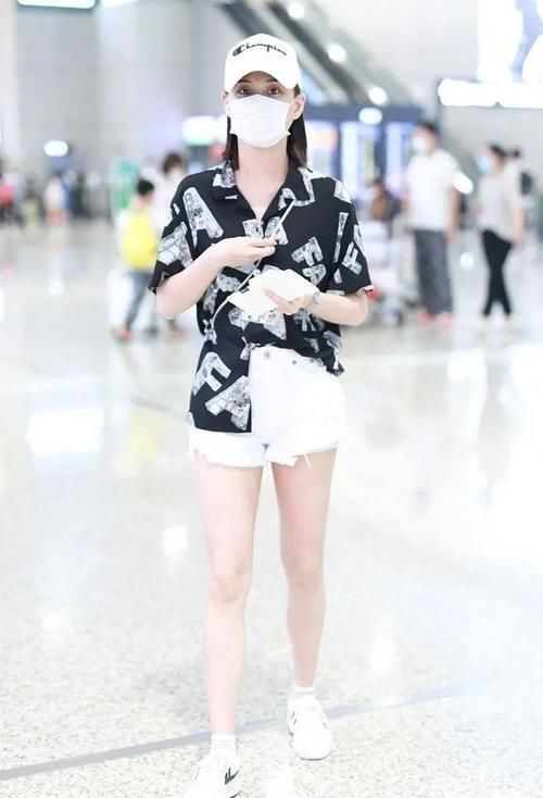 印花|2021别再穿“土味白衬衫”,何超莲的潮流搭配方式,你值得拥有