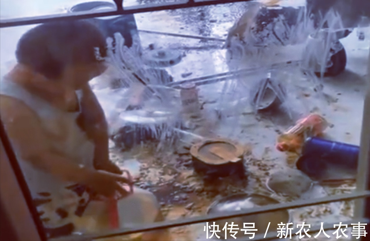 为人父母|陕西一萌娃玩出了新高度,把自己反锁在厨房,做了啥让妈妈崩溃?