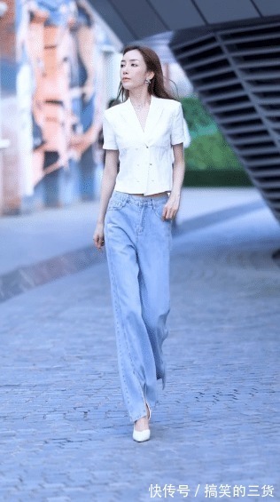 西装|街拍:白色西装搭配牛仔裤,穿出绝佳好气质,这样的身材谁不爱?