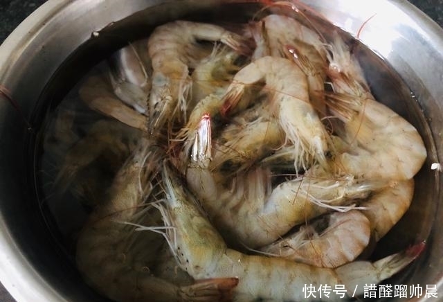 适量|不喜欢“扒虾”,虾的新做法,咸香下饭,连壳带虾全吃掉