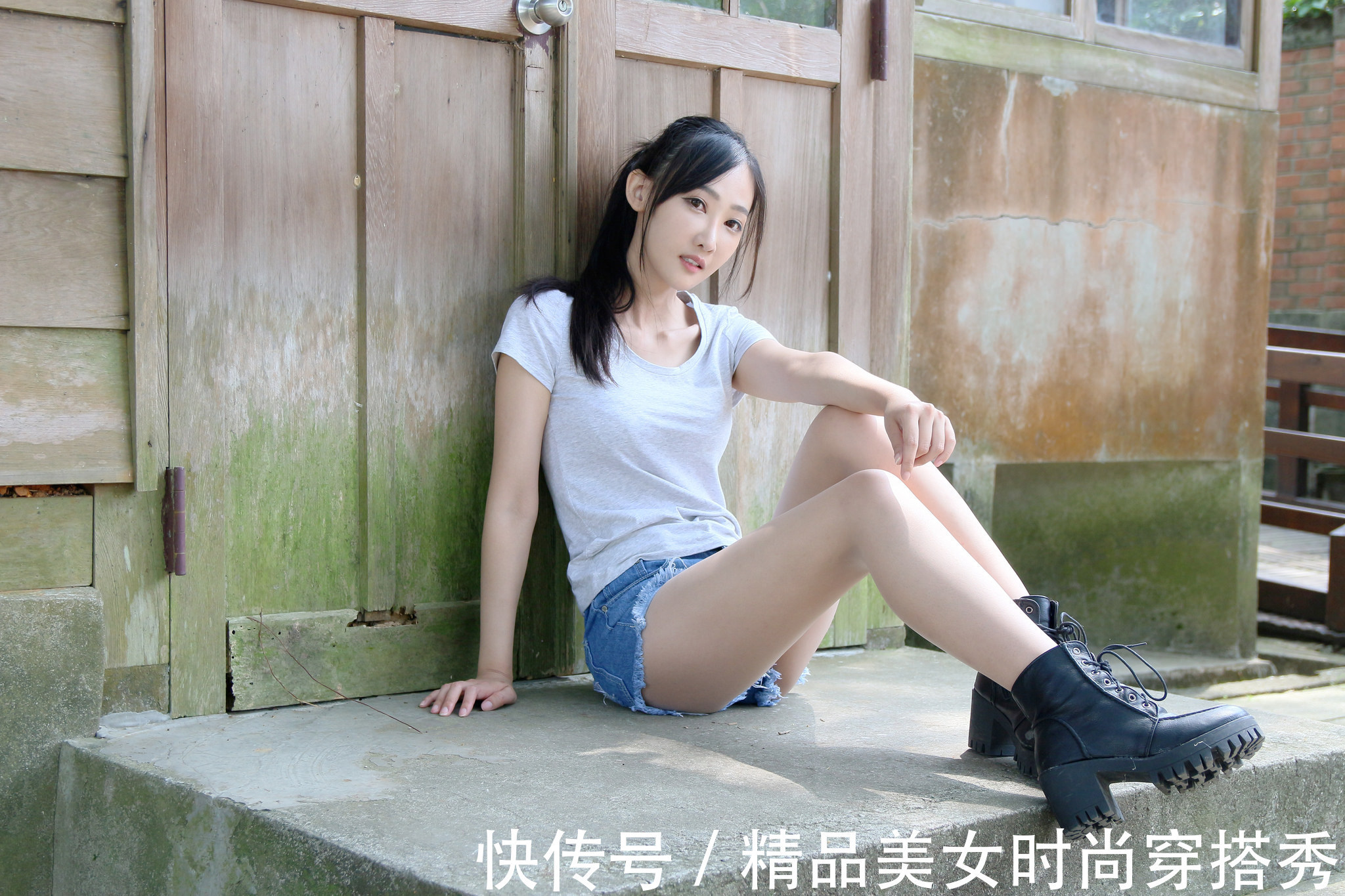 时尚 灰色短袖t恤搭配浅色牛仔短裤，尽显青春的时尚感