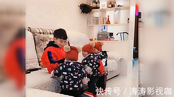 哥哥|自从二胎有了三个妹妹,8岁的哥哥吃东西就变成如此,笑喷