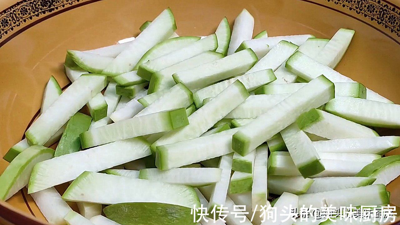 老爸教我的祖传腌萝卜配方，做法简单好储存，又香又脆，太好吃了