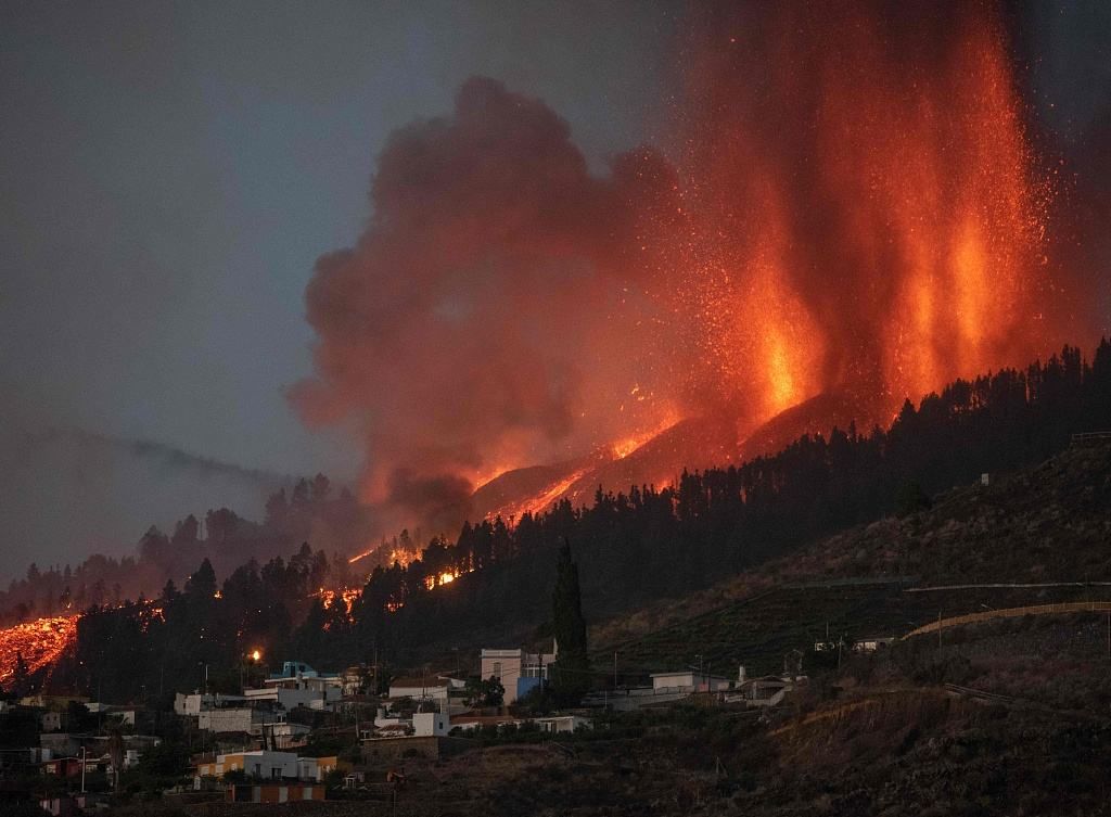 喷发|火山持续爆发三个月，意外引发“旅游热”，游客数量暴涨10倍