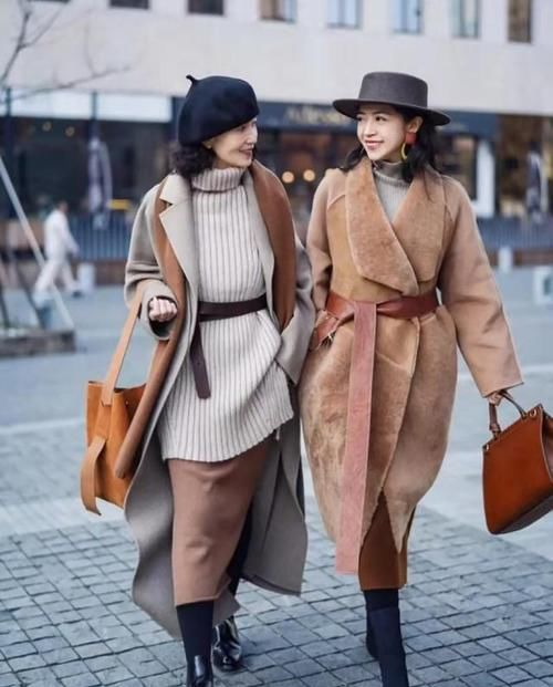 中年女人穿衣要谨慎，既要得体不显老，更要避免“扮嫩”惹人嫌