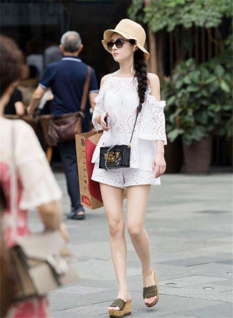 街拍:活泼可爱的小美女,身穿吊带蕾丝裙,很显洋气