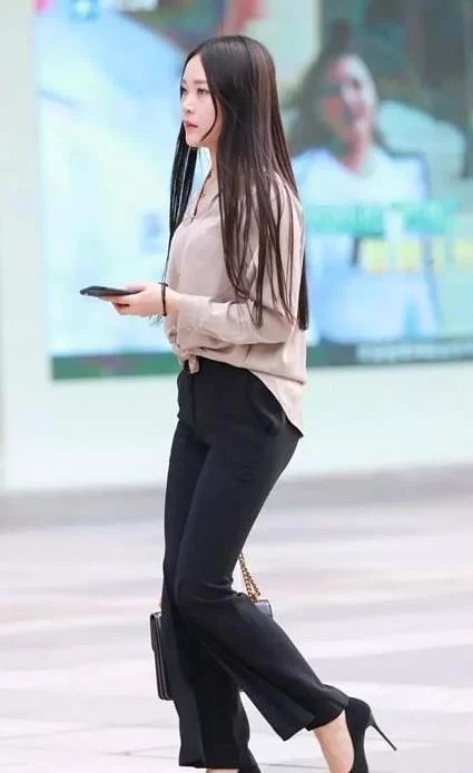 街拍:身穿半身裙的美女,身材婀娜多姿,让人移不开眼