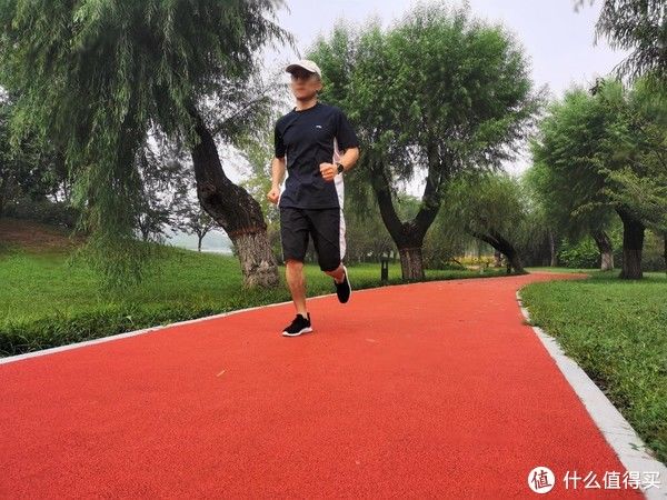 休闲|想摆脱亚健康困扰,穿咕咚5K鞋跑起来