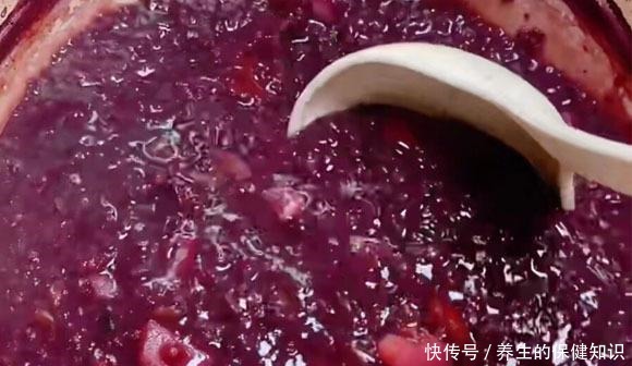 冬季，早餐喝豆浆牛奶不如喝它，几样食材熬一锅，热乎乎的还养胃！