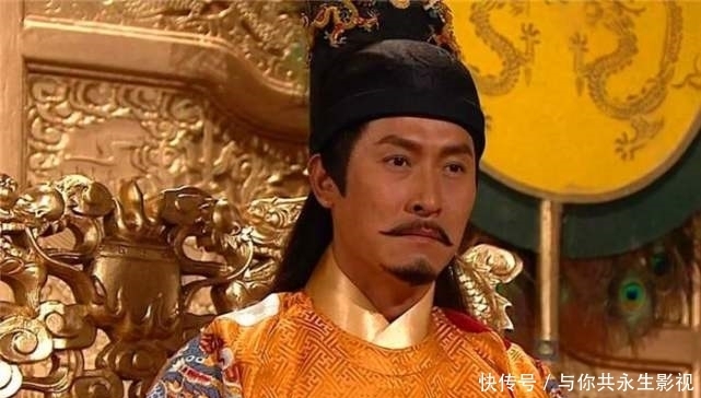 大笑|朱元璋下令斩了功臣,功臣掏出免死金牌,朱元璋大笑:你看看背面