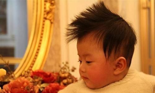 营养均衡|宝宝头发为啥总是竖着长?这三种情况对照一下,早发现早改善!