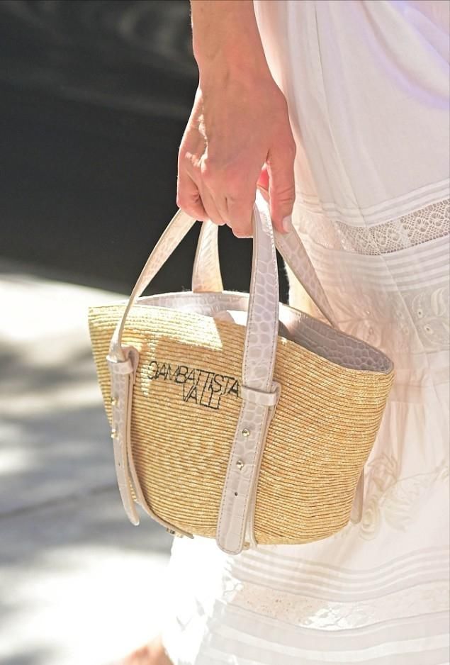 碎花裙|看腿就知道妮基·希尔顿的身材有多好，白裙穿出成熟优雅的韵味