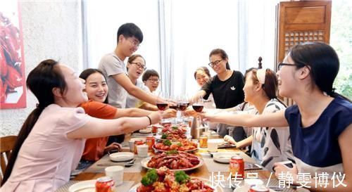 喝酒#中国人的“饭局江湖”:在高手的对决中,你早已是一丝不挂了