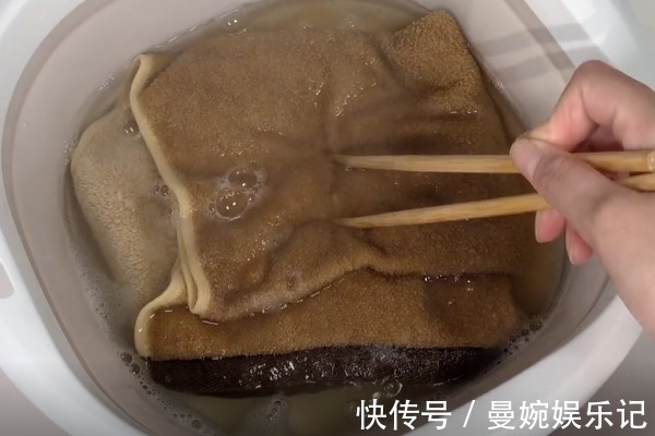 毛巾用久了油腻发黄有异味,教你一招,洗完柔软又干净,没异味!