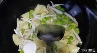 倒入|这道菜不常见,隔三差五吃一点,营养全面,清爽又美味!