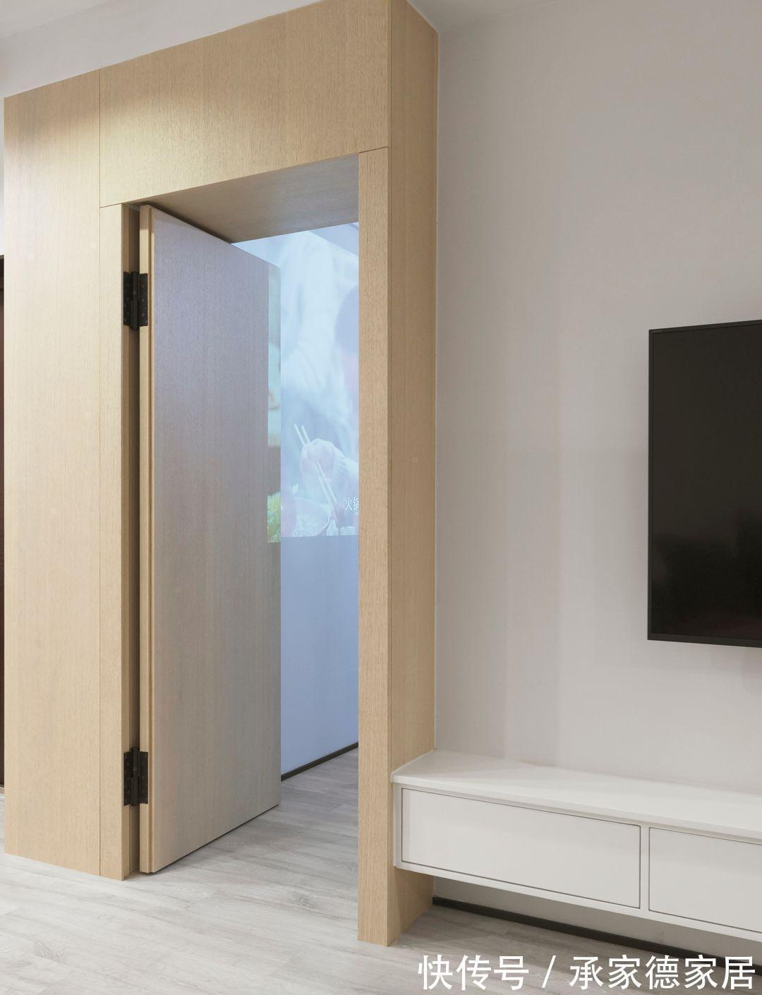 卫生生|用隐形门连接客厅,整合家居空间,让回家变成一件有意义的事