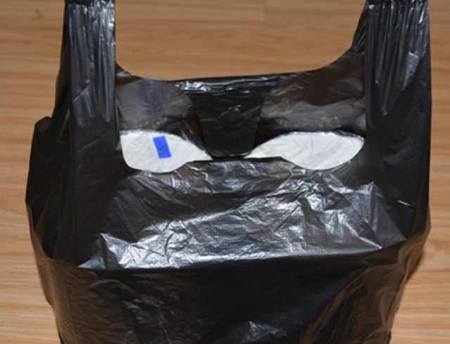 花农巧用塑料袋套在花盆上，叶子绿油油开花贼多，羡慕极了