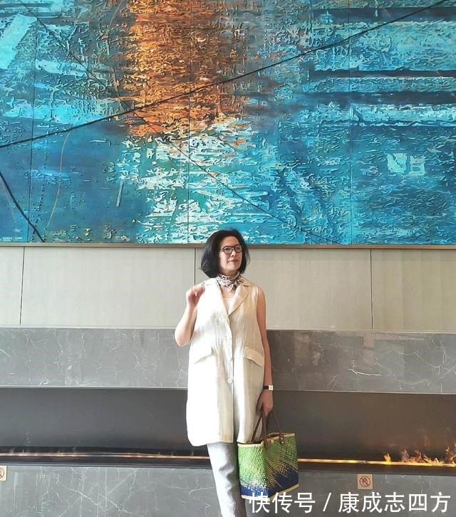 出游 女人上了年纪，出游时别穿得太花哨，试试这么搭，时髦高级更上照！