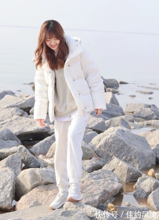 小姐姐 今年流行“羽绒服+小白裤”,保暖舒适又清爽,日常百搭不挑人