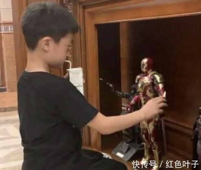 家长|“不就是破塑料吗?”熊孩子掰断亲戚家15万手办,家长耍赖拒赔偿