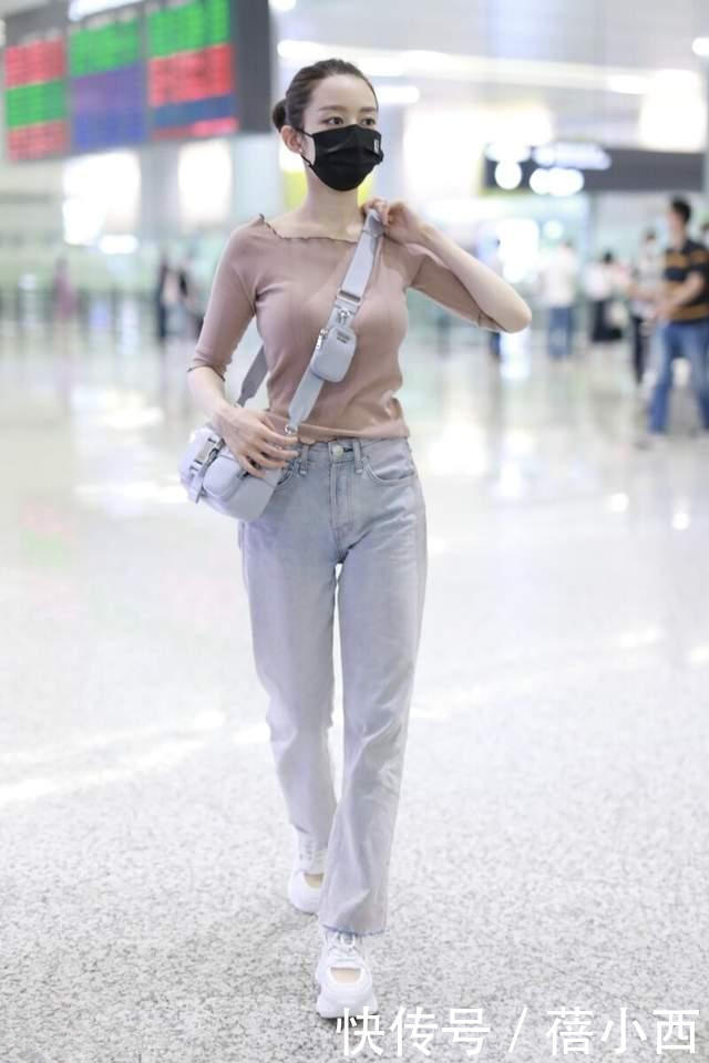 凹凸感|吉娜又穿出了我们想要的“凹凸感”,裸色上衣配牛仔裤,气质高级