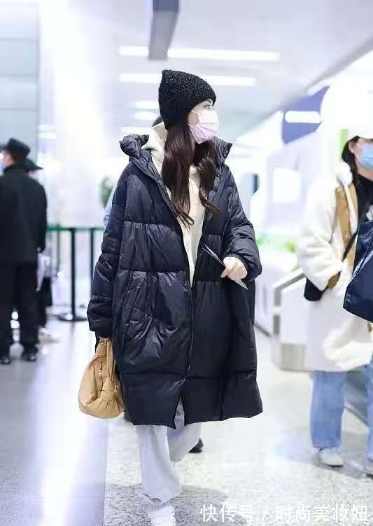 亮色系|徐璐真懂时髦穿搭,烂大街的羽绒服配运动套装,高级又洋气
