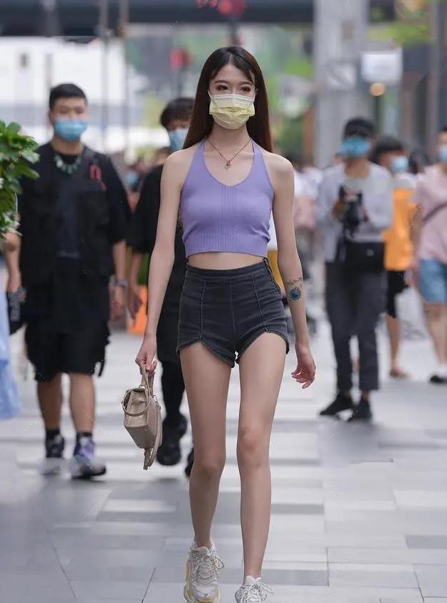 百褶裙 黑色修身连衣裙显瘦,四条肩带设计很有女人味