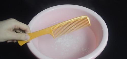 在梳子上涂抹牙膏,作用真厉害,我也是刚知道,快回家试一试
