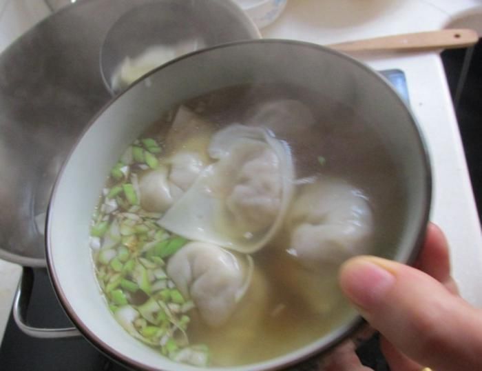 吃馄饨,馄饨汤这样调,简单又鲜美,早餐来1碗,吃得饱营养好