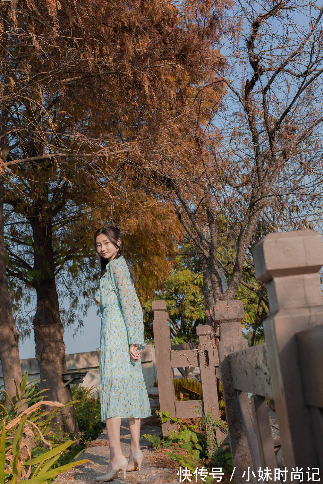 碎花裙|小姐姐的碎花裙十分的优雅清新,简约大气中也有女性的柔美