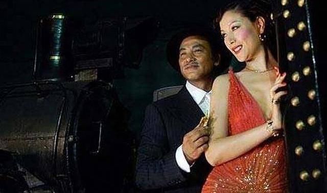 他们是相差12岁夫妻，郎才女貌恩爱22年，同框很有夫妻相