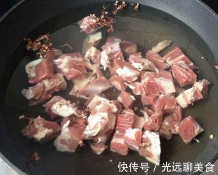 炖羊肉时,谨记“一要三不放”,羊肉鲜嫩无腥味,肉汤鲜美香浓
