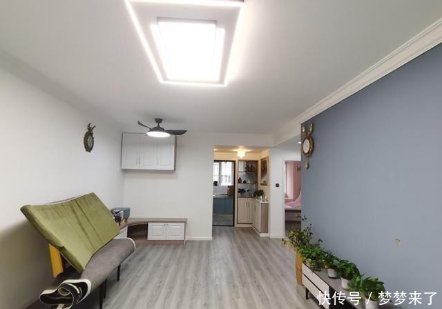 家具|看她家极简装修,全屋舍弃吊顶,电视墙不做造型,还没家具很漂亮