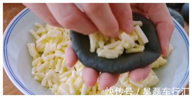 1碗芝麻2个鸡蛋,教你一种新做法,松软又拉丝,大人孩子抢着吃