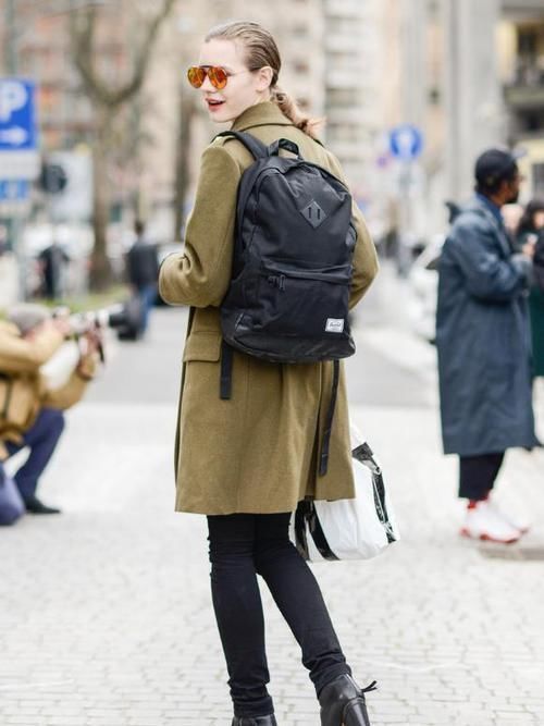 找回童年的天真无邪,背双肩包出门就对了,实用又时髦