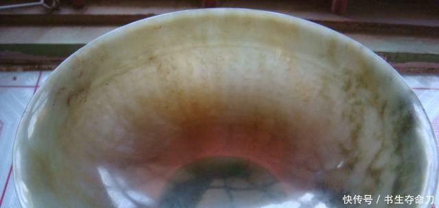 老人|老人拿出一只玉碗说从溥仪那买的，专家看到碗底4字被镇住了！