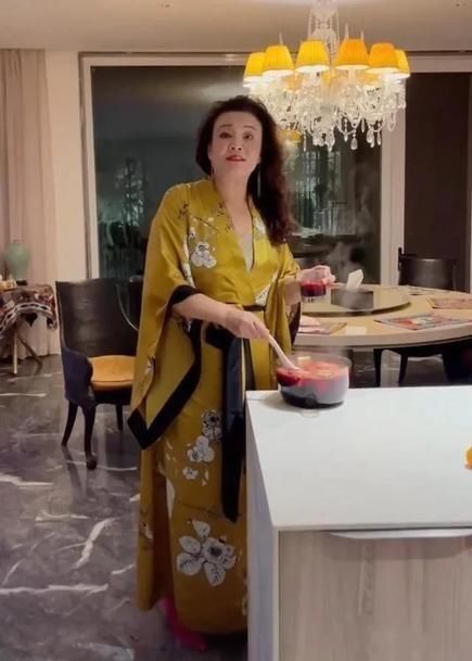 大S婆婆把豪宅当背景！穿连体衣小肚子凸出，拎十万包包太像贵妇