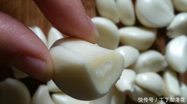 做法|腌制腊八蒜时,用陈醋还是白醋大厨教你正确做法,简单好掌握