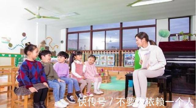 家长|幼儿园宝宝“大佬坐姿”走红，平静看其他同学哭，自己反而很淡定