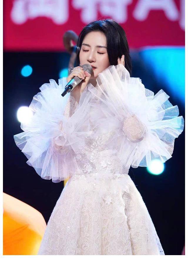 谢娜离开《快本》疑似因东方卫视开出优厚条件：或将成为东方一姐