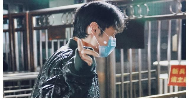 李荣浩太接地气了，坐面包车去参加央视春晚彩排，毫无大明星架子