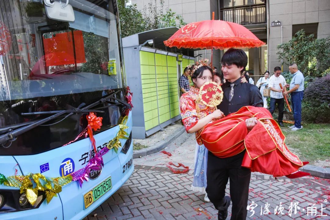 婚车 公交当婚车，宁波这对新人太浪漫了！他们的故事…