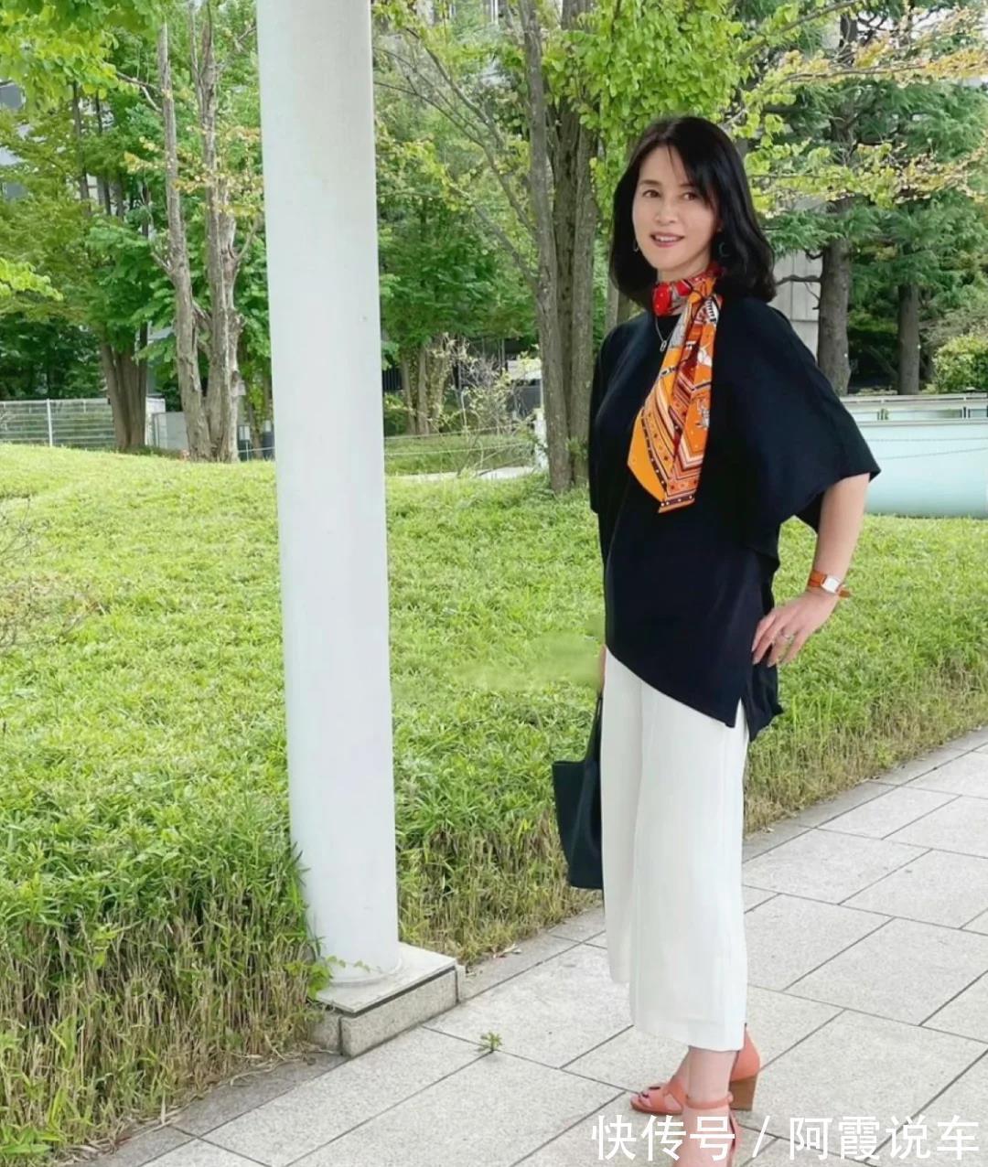 裤装 四、五十岁的女人,尽量少穿黑裤子,瞧日本女人这样,洋气还减龄