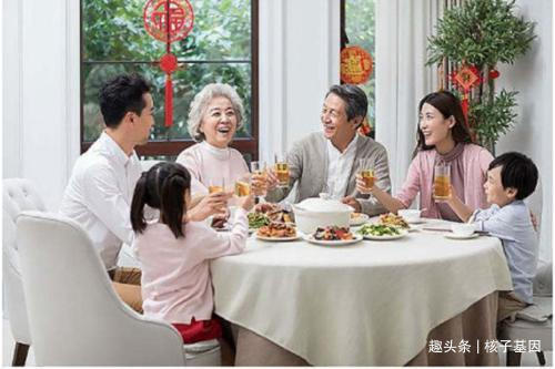 两口子|小夫妻无法生育,领养的孩子却越长越像妻子,亲子鉴定后转悲为喜